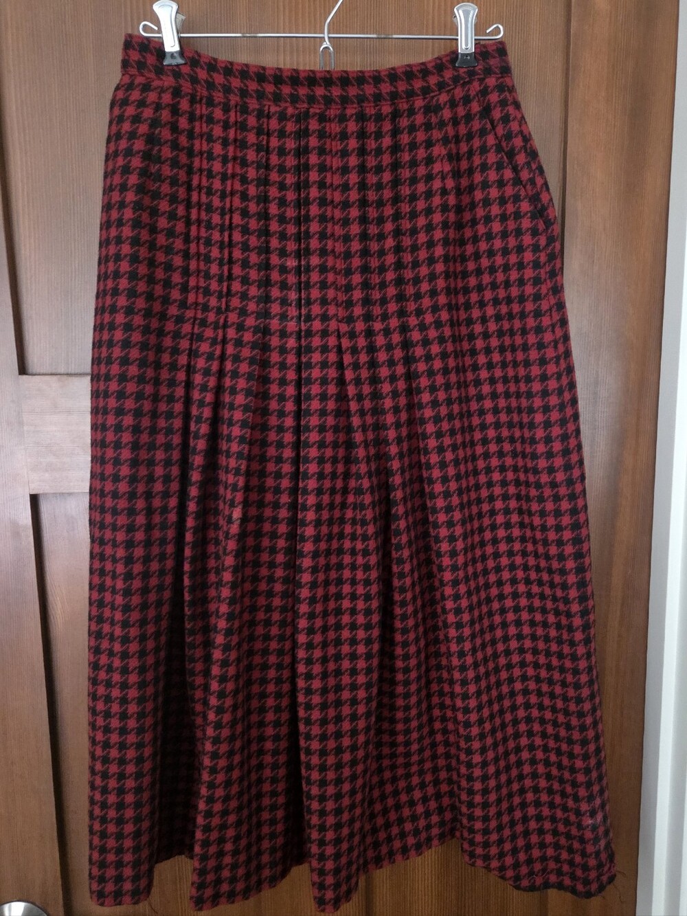 Vintage Bagatelle Red and Black Houndstooth Pleated Front Skirt Size 6